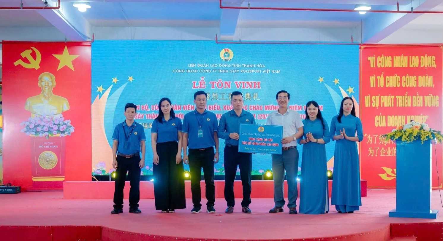 Công đoàn Trường Đại học Hồng Đức trao tặng gần 90 bộ áo dài cho nữ công nhân lao động có hoàn cảnh khó khăn